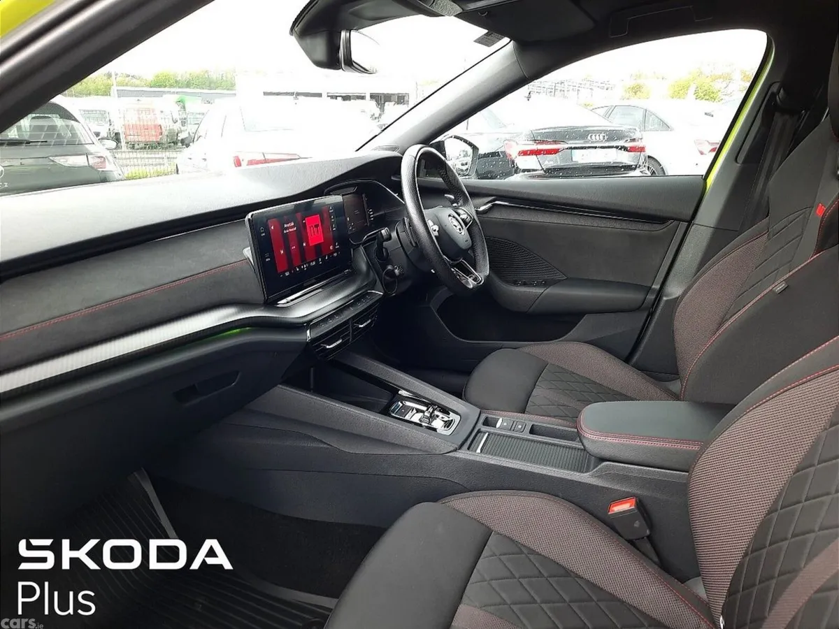 Skoda Octavia Saloon, Diesel, 2024, Green