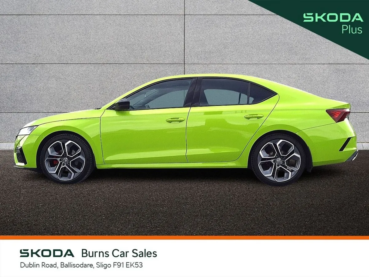 Skoda Octavia Saloon, Diesel, 2024, Green