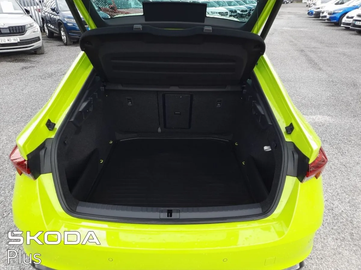 Skoda Octavia Saloon, Diesel, 2024, Green