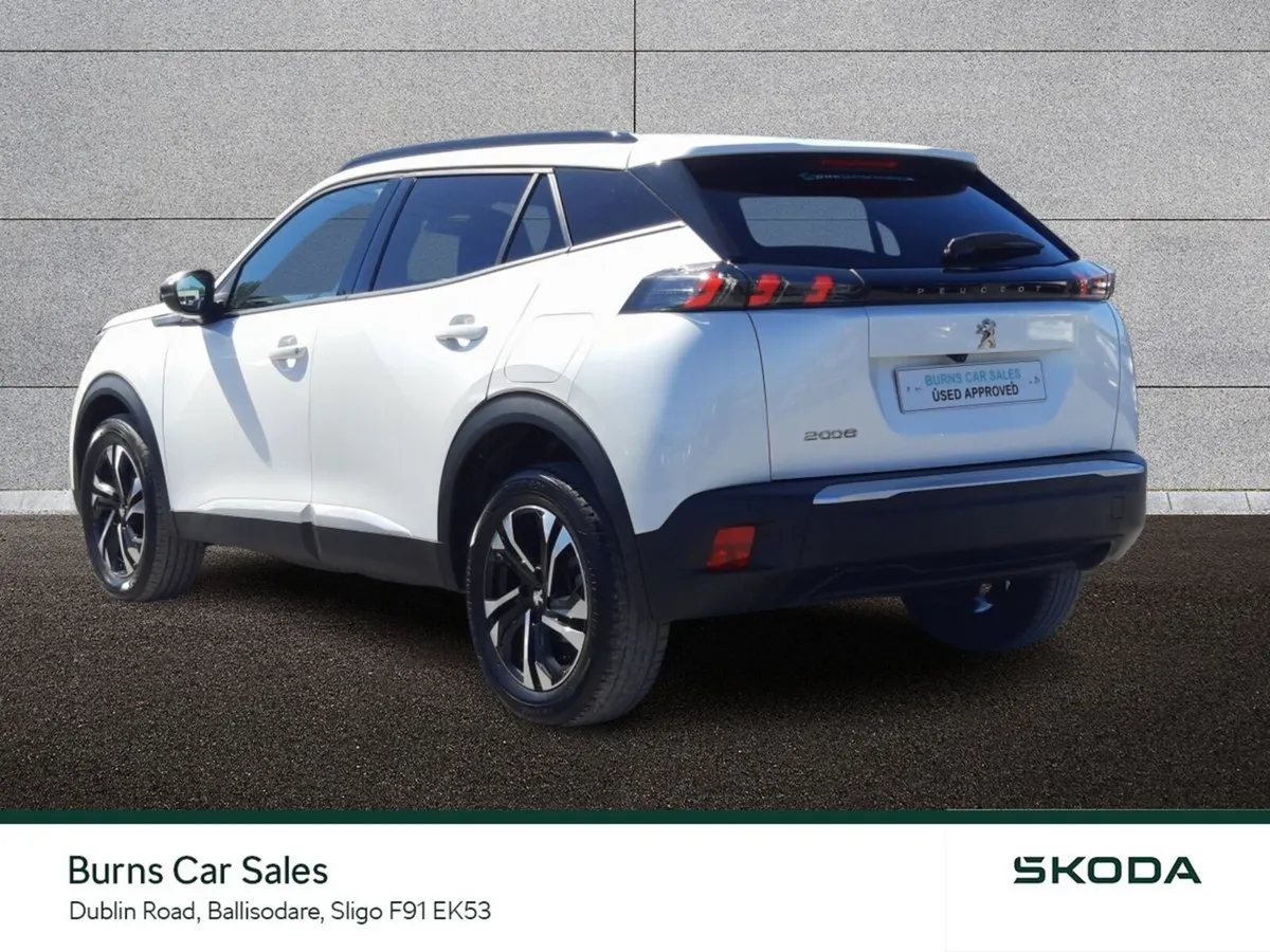 Peugeot 2008 MPV, Petrol, 2023, White