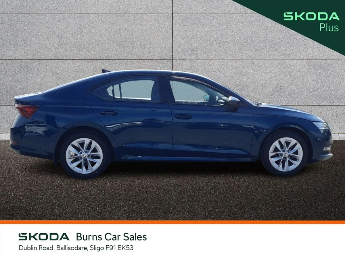 Skoda Octavia Saloon, Petrol, 2024, Blue