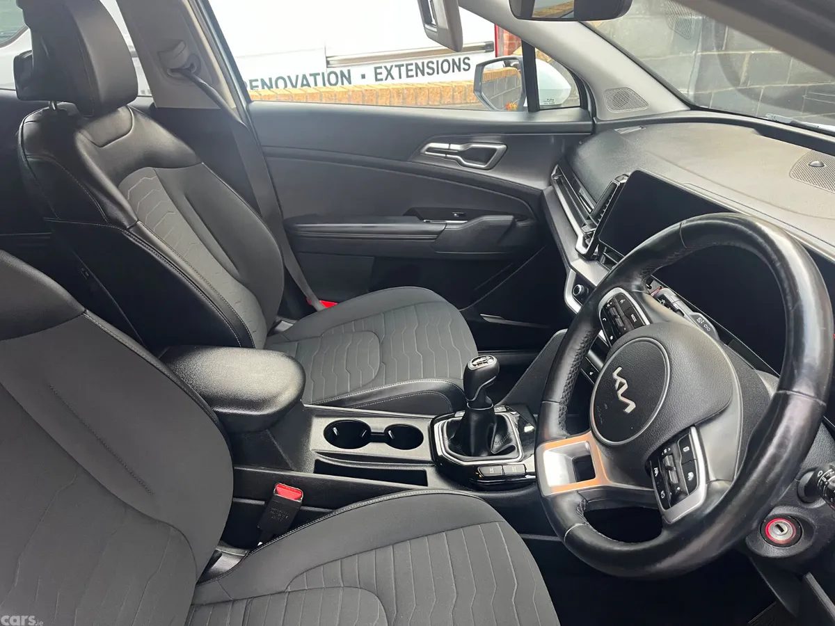 Kia Sportage SUV, Diesel Hybrid, 2023, White