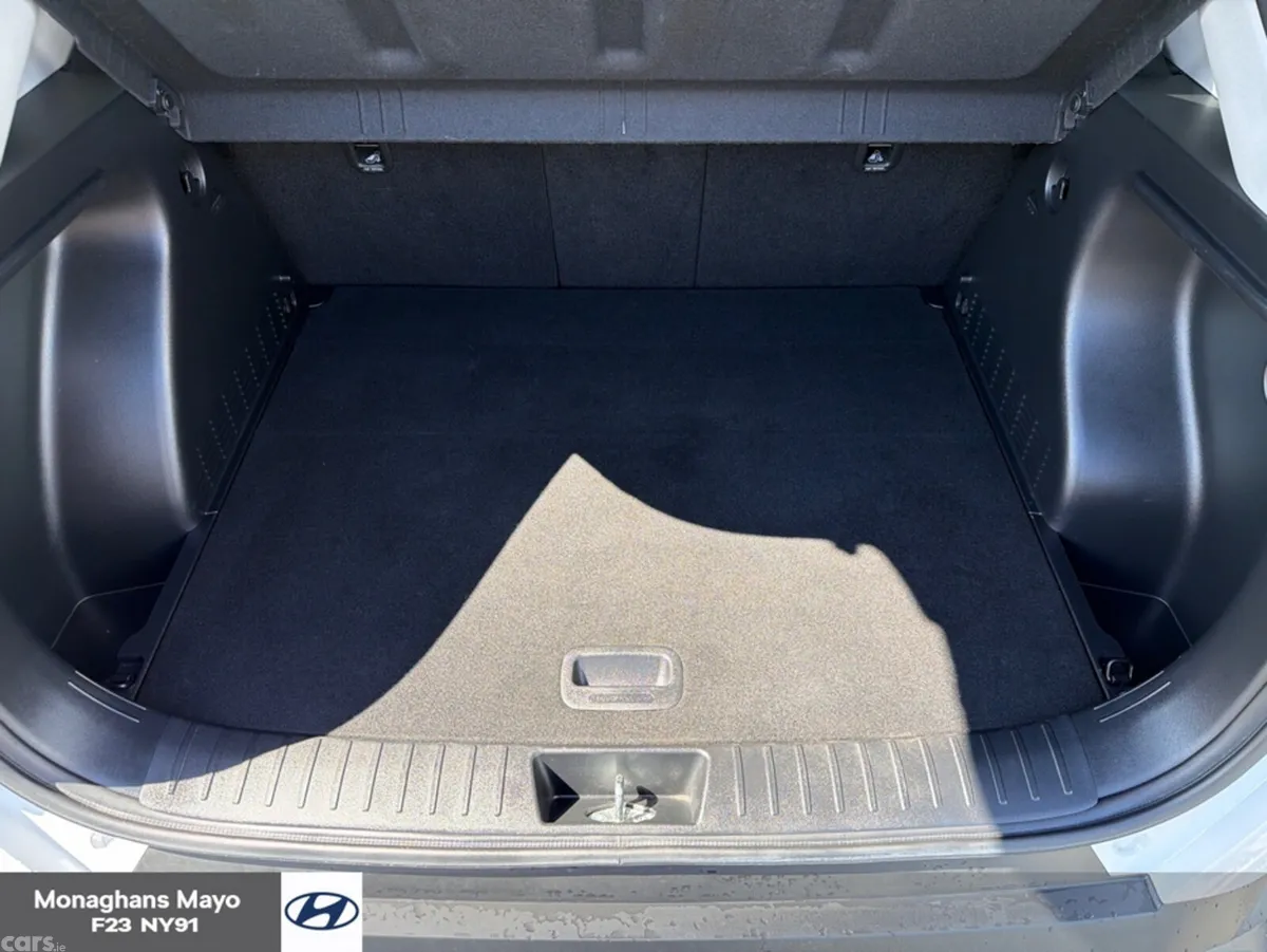 Hyundai KONA MPV, Petrol, 2024, White