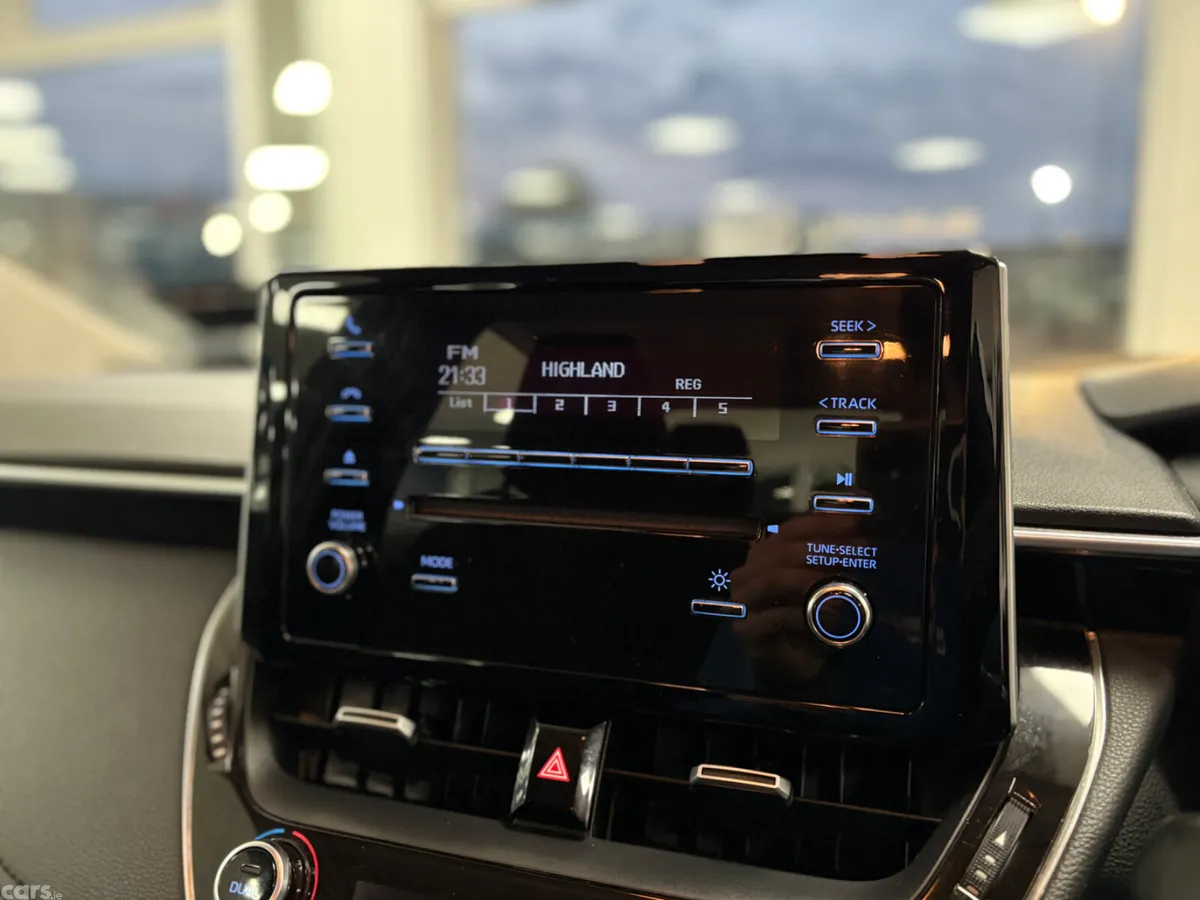 Toyota Corolla Saloon, Petrol Hybrid, 2019, Silver