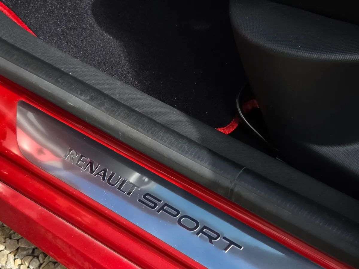 Renault Clio Hatchback, Petrol, 2014, Red