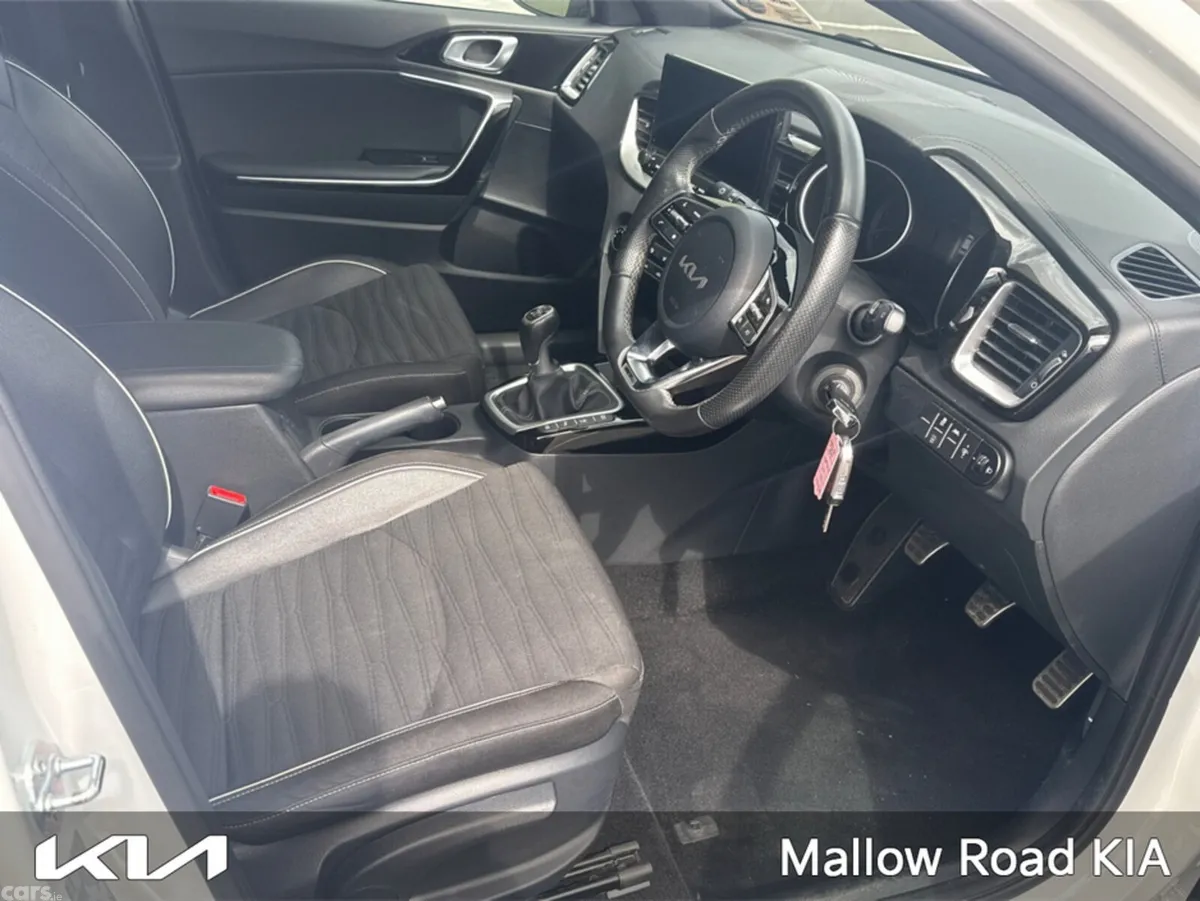 Kia Ceed Hatchback, Diesel Hybrid, 2024, White
