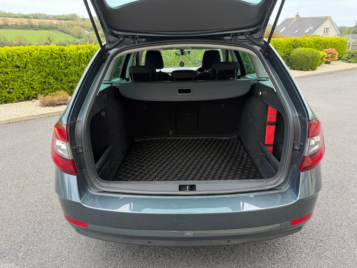 Skoda Octavia Estate, Petrol, 2018, Grey