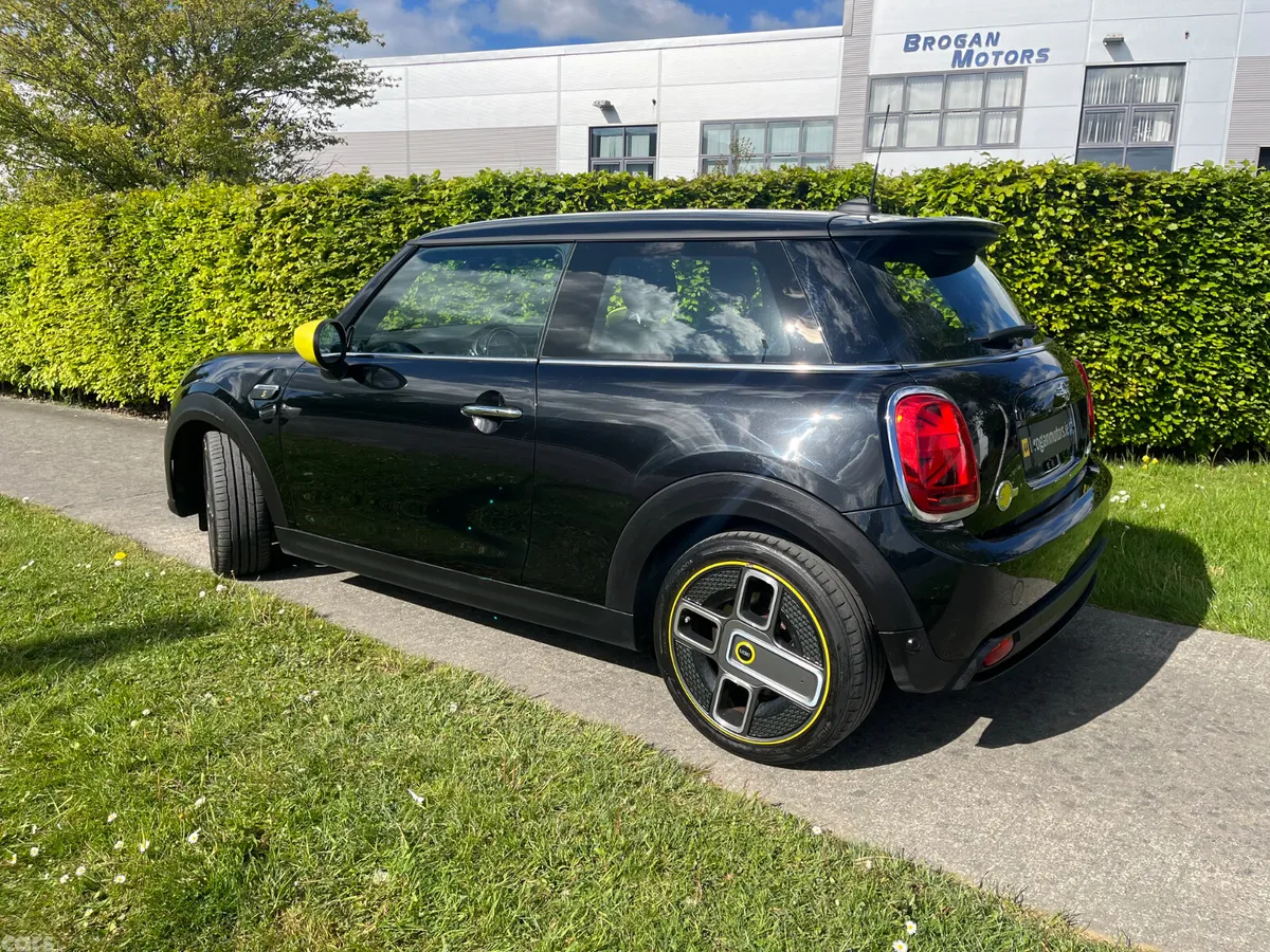 Mini Electric Hatchback, Electric, 2022, Black