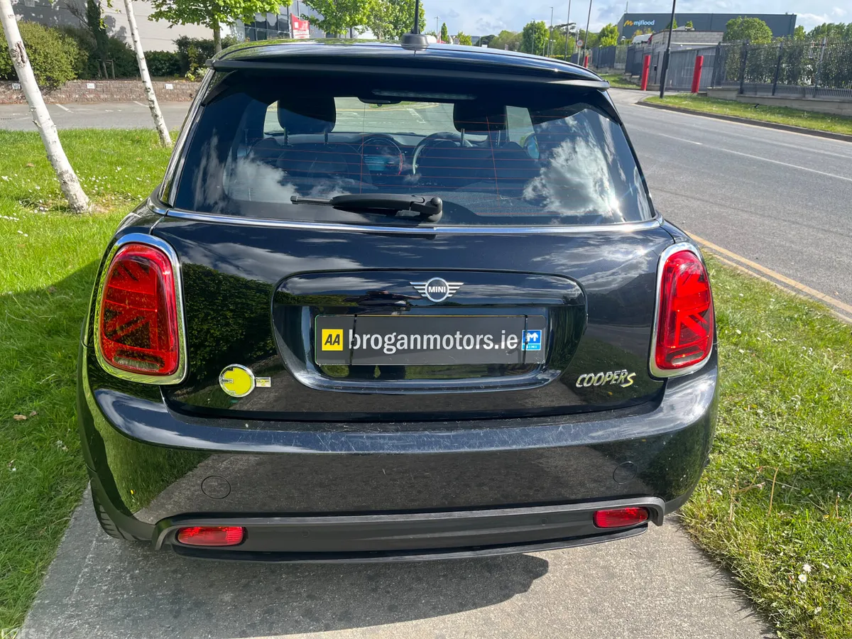 Mini Electric Hatchback, Electric, 2022, Black