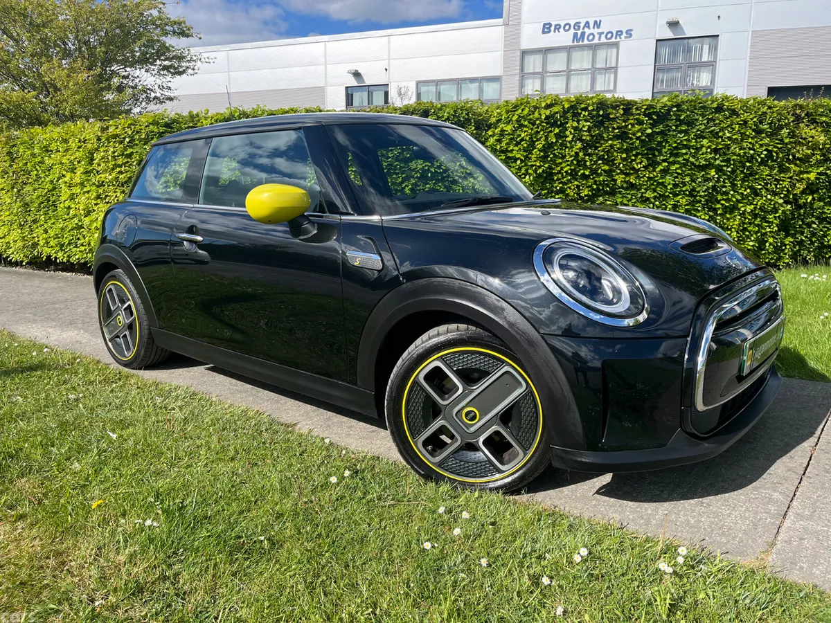 Mini Electric Hatchback, Electric, 2022, Black