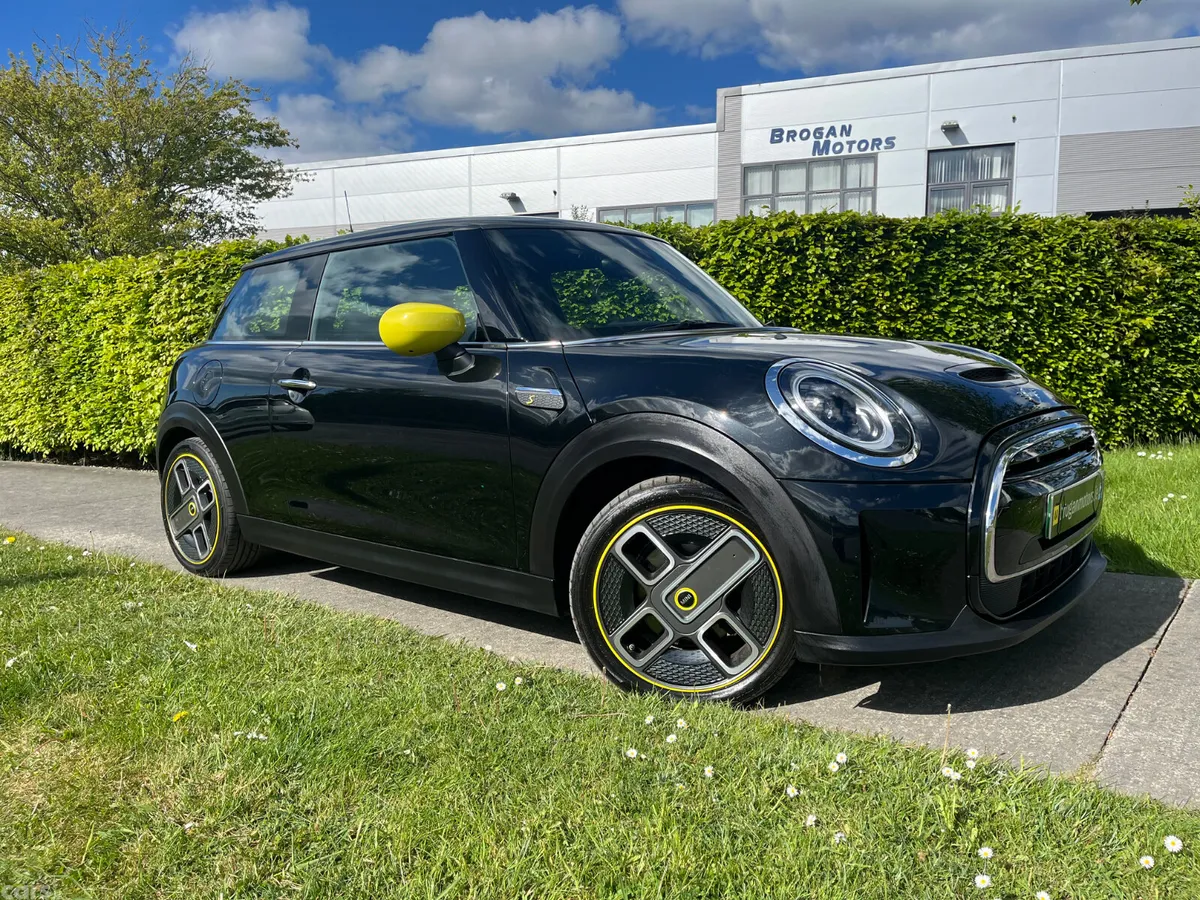 Mini Electric Hatchback, Electric, 2022, Black