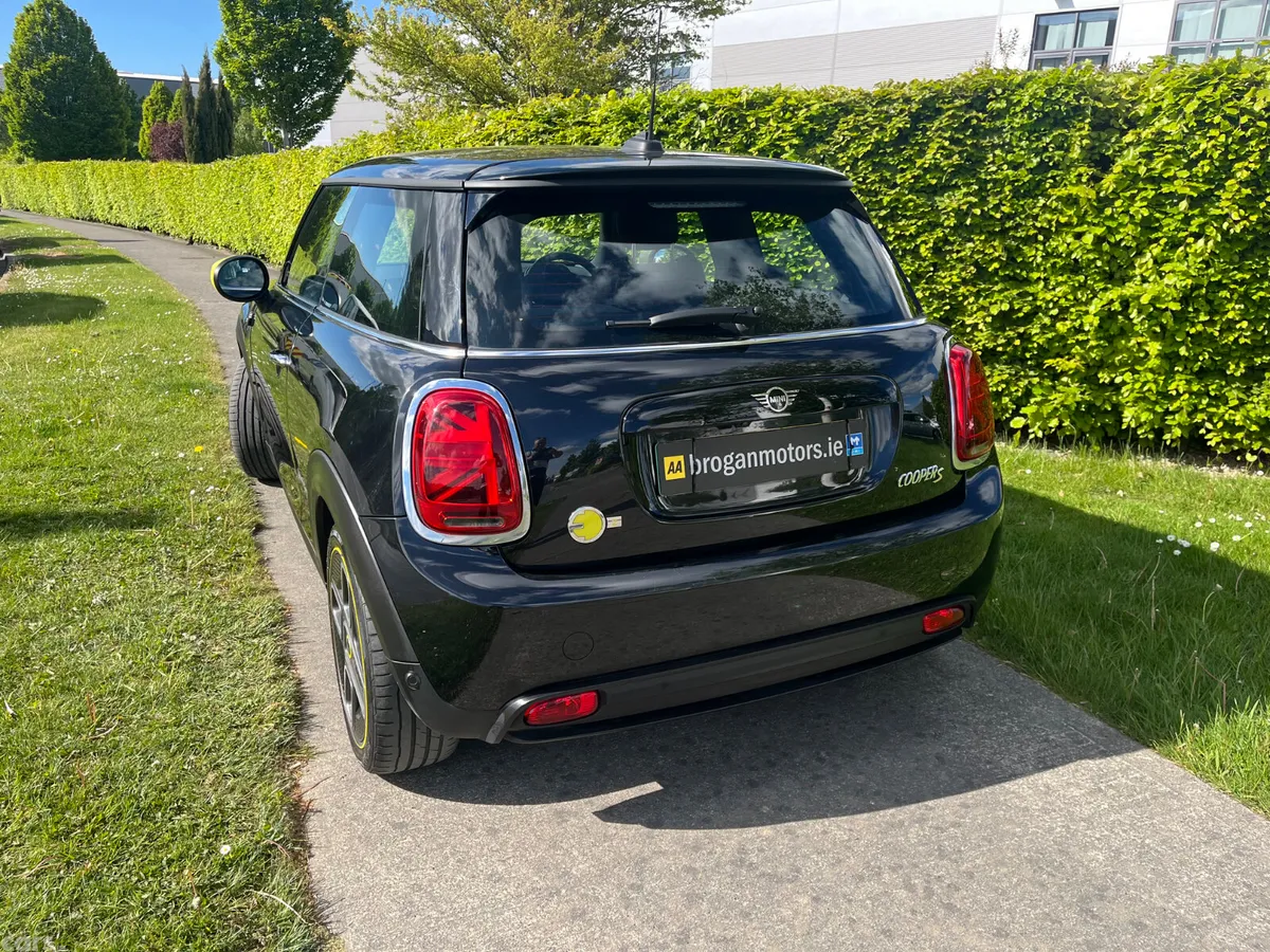 Mini Electric Hatchback, Electric, 2022, Black