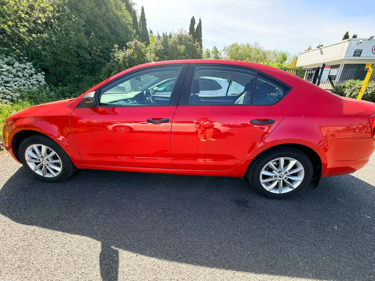Skoda Octavia Hatchback, Petrol, 2013, Red
