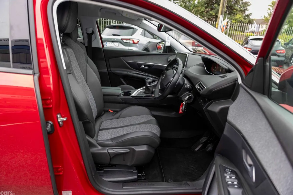 Peugeot 3008 MPV, Diesel, 2020, Red