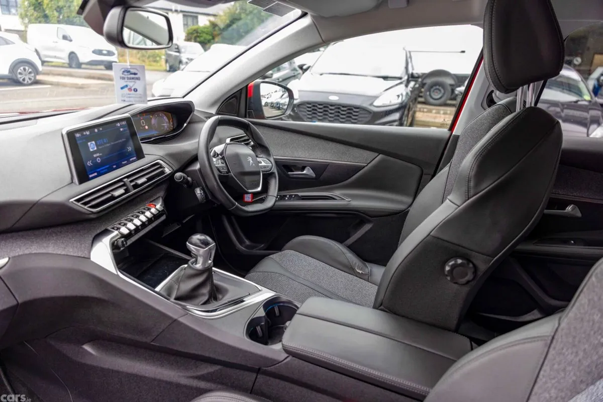 Peugeot 3008 MPV, Diesel, 2020, Red