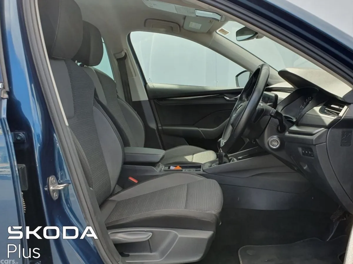 Skoda Octavia Saloon, Diesel, 2023, Blue