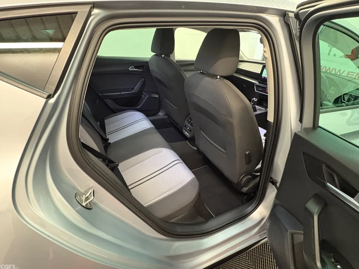 SEAT Leon Hatchback, Diesel, 2022, Silver