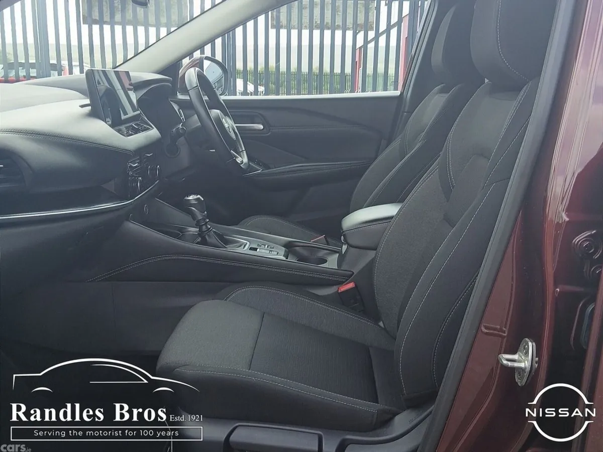 Nissan Qashqai MPV, Petrol, 2023, Red