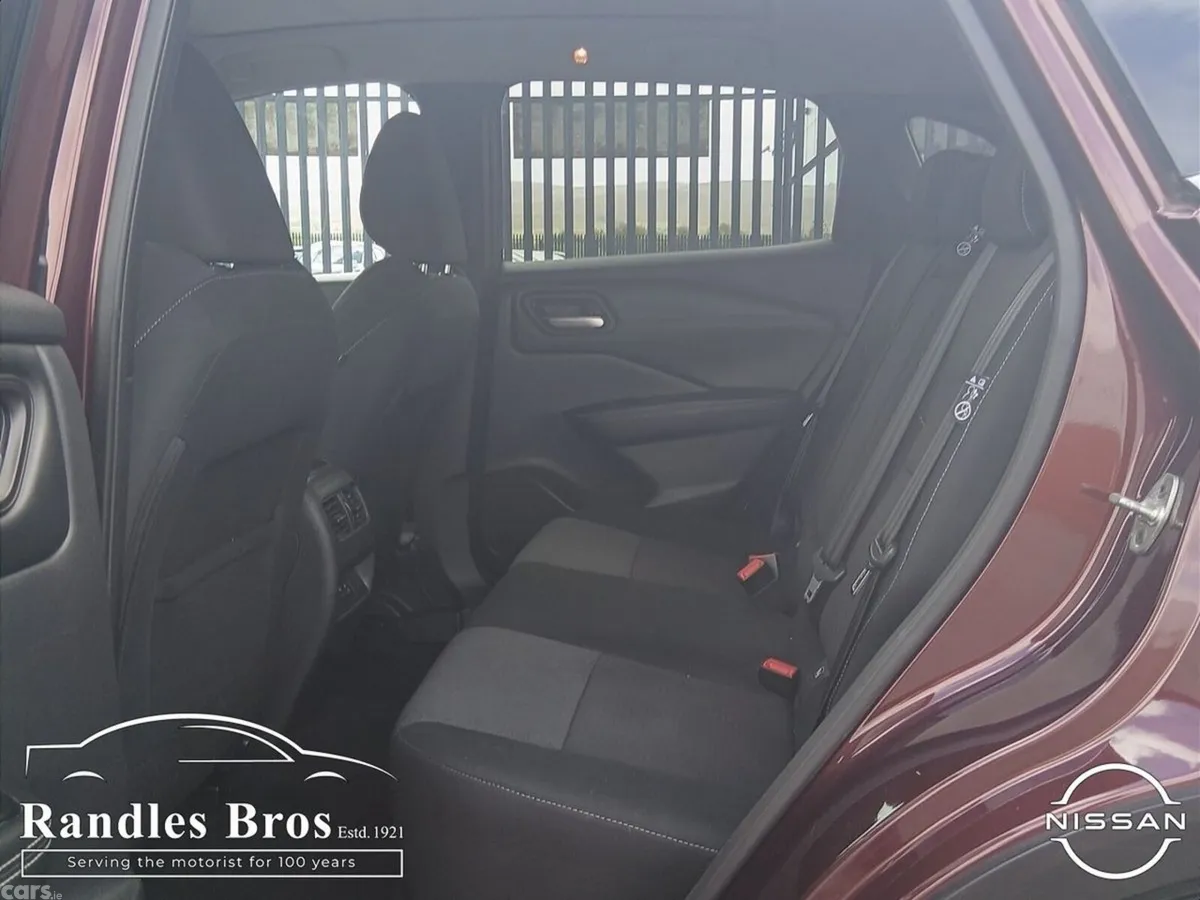 Nissan Qashqai MPV, Petrol, 2023, Red
