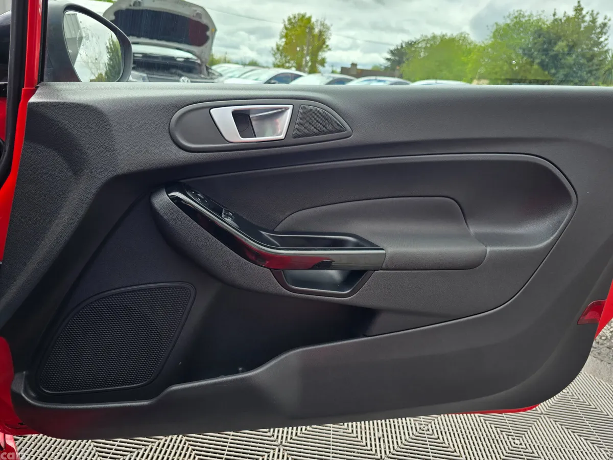 Ford Fiesta Hatchback, Petrol, 2015, Red
