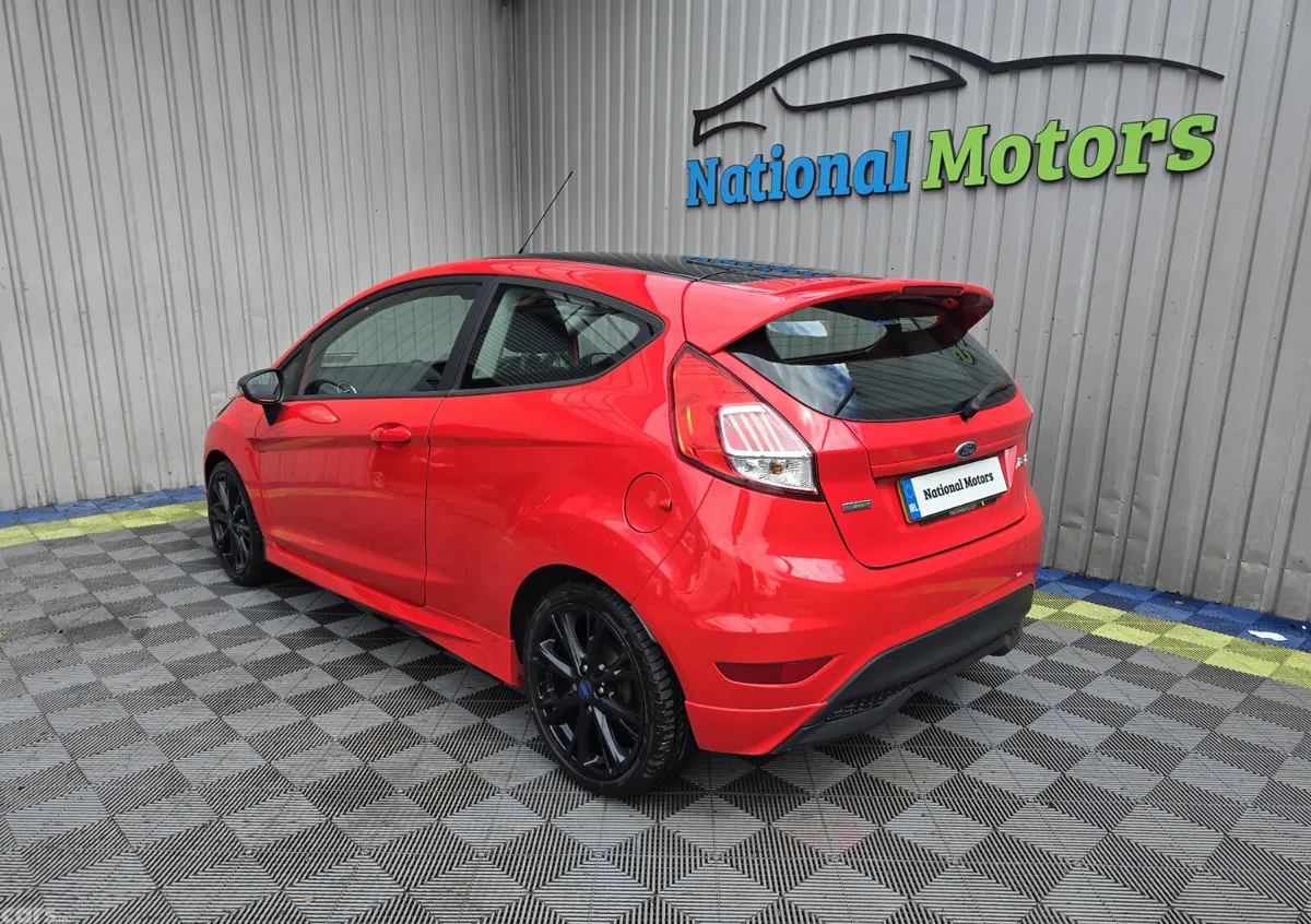 Ford Fiesta Hatchback, Petrol, 2015, Red