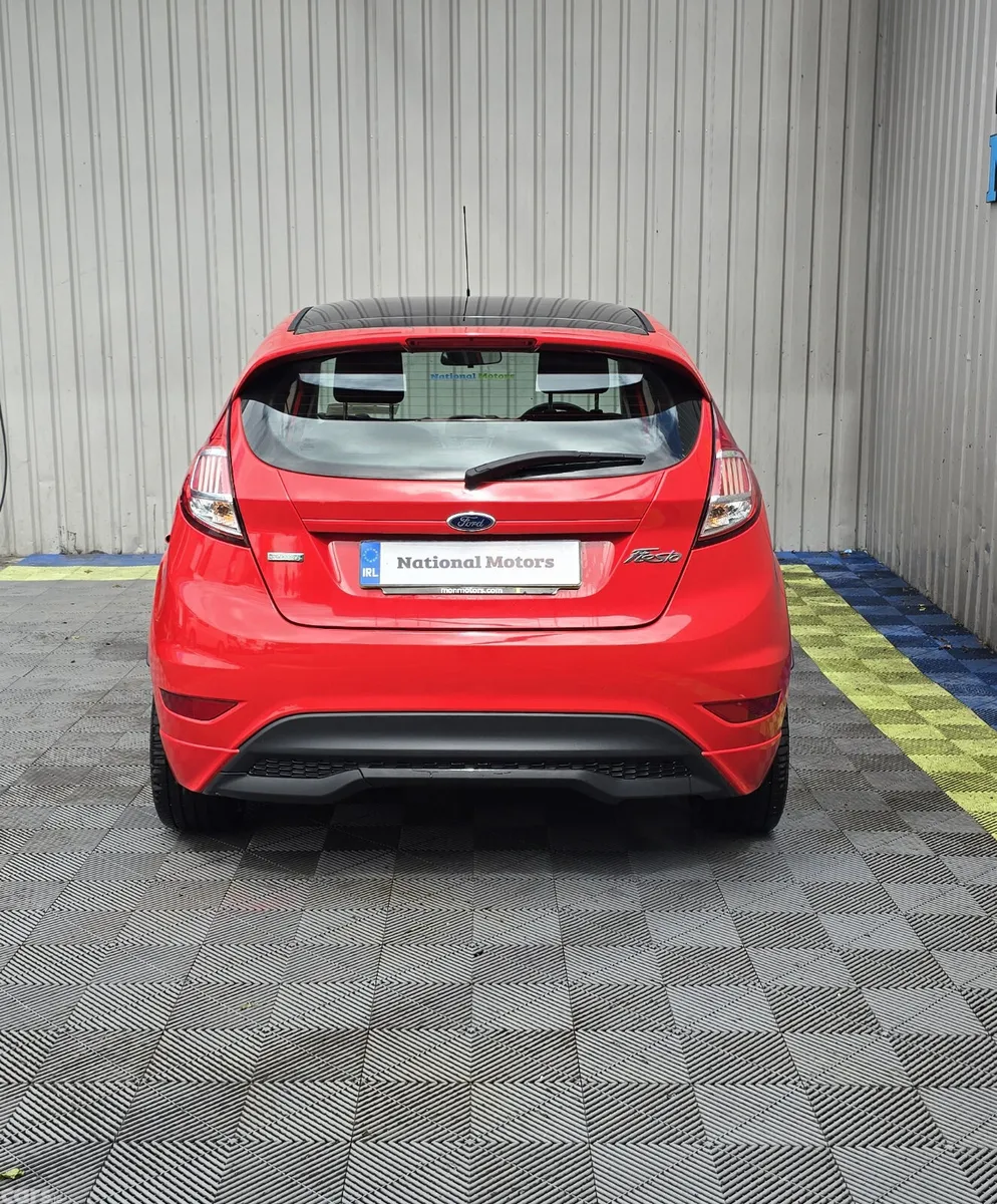Ford Fiesta Hatchback, Petrol, 2015, Red
