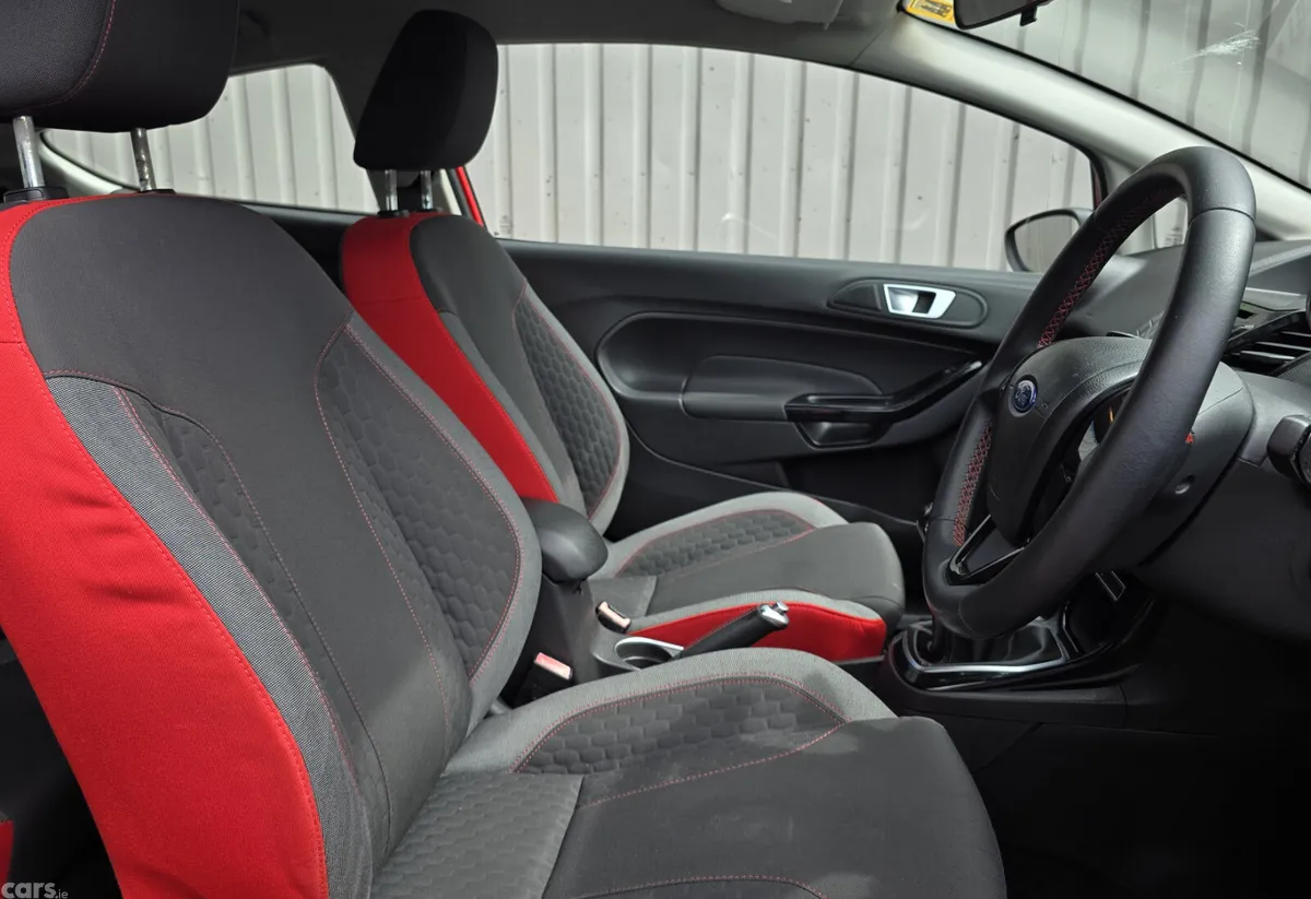 Ford Fiesta Hatchback, Petrol, 2015, Red