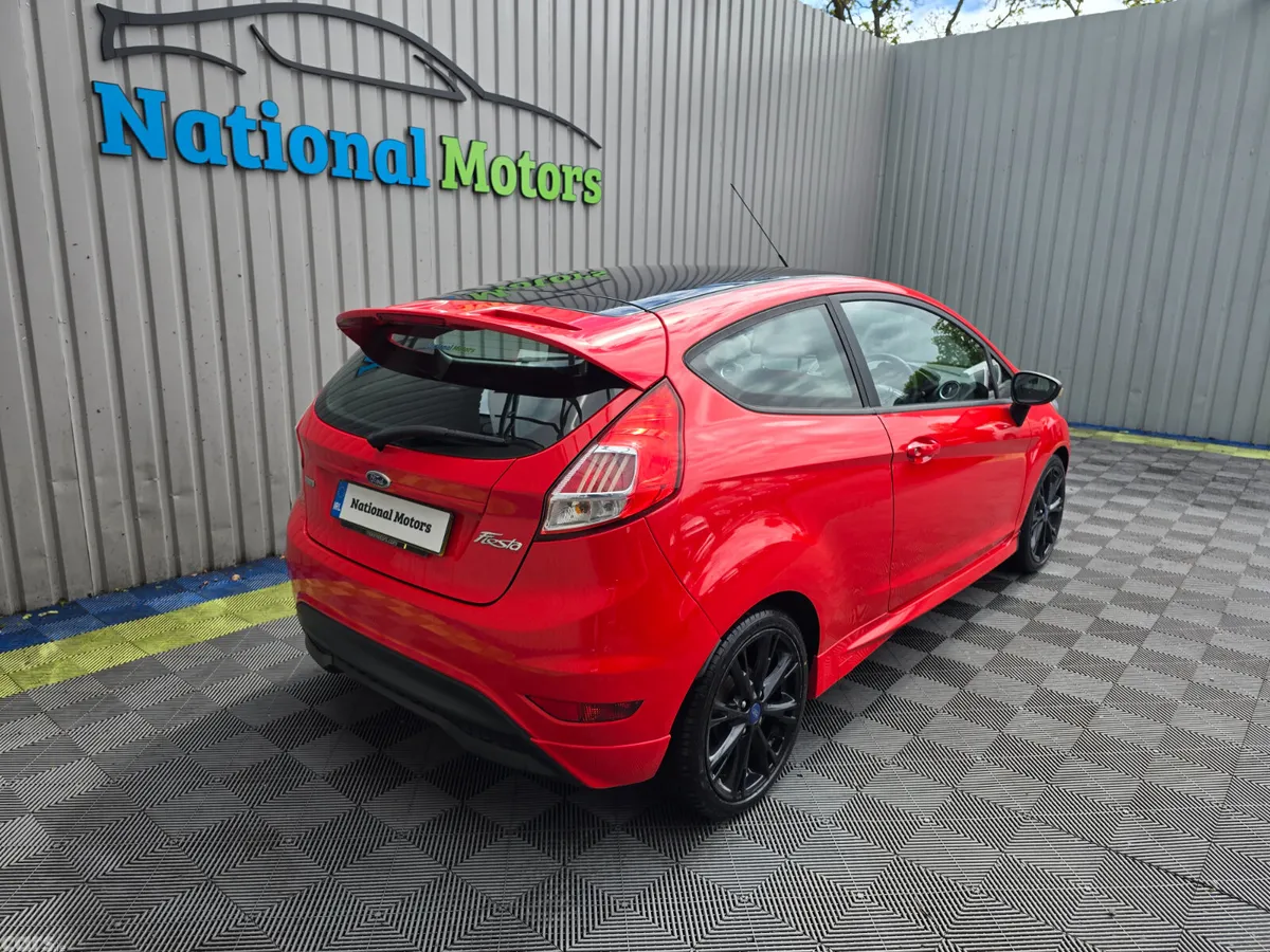 Ford Fiesta Hatchback, Petrol, 2015, Red