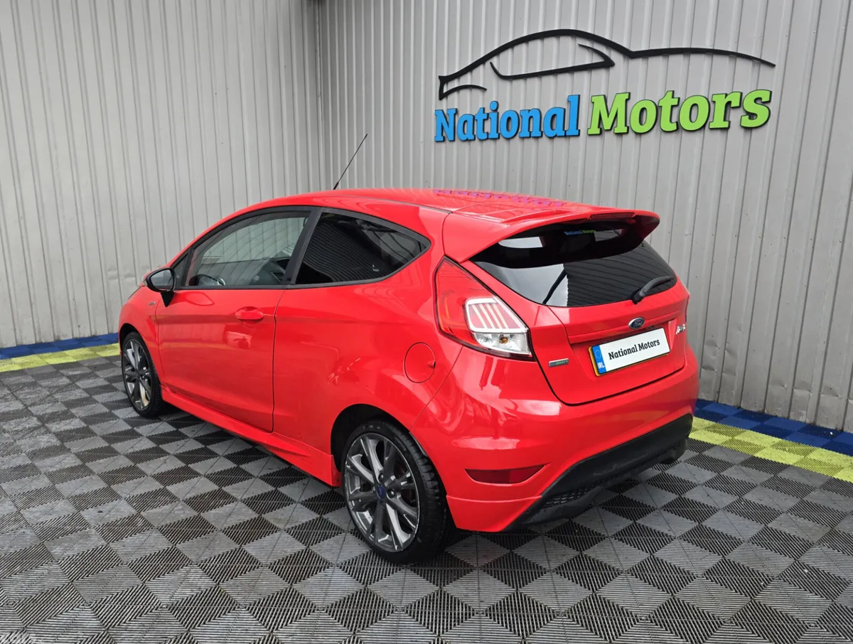 Ford Fiesta Hatchback, Petrol, 2017, Red