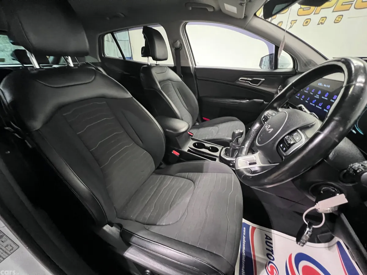 Kia Sportage SUV, Diesel Hybrid, 2023, White