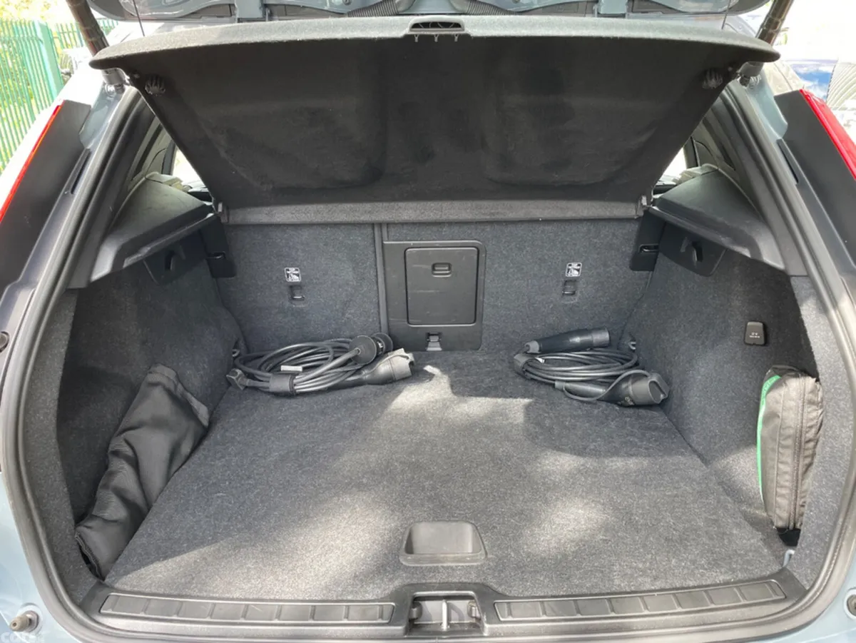 Volvo XC40 SUV, Petrol Plug-in Hybrid, 2023, Grey