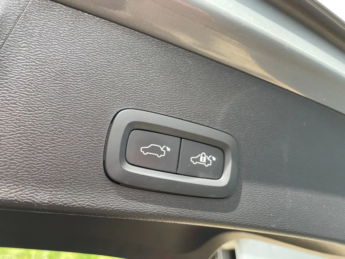 Volvo XC40 SUV, Petrol Plug-in Hybrid, 2023, Grey