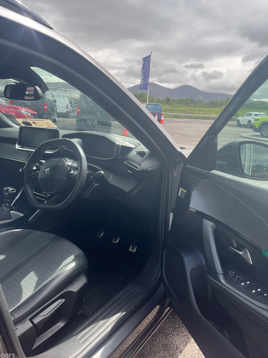 Peugeot 2008 MPV, Petrol, 2023, Grey