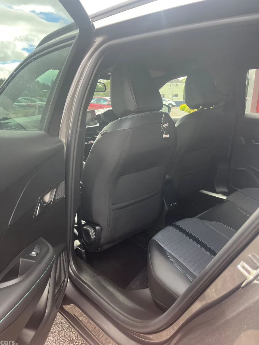 Peugeot 2008 MPV, Petrol, 2023, Grey