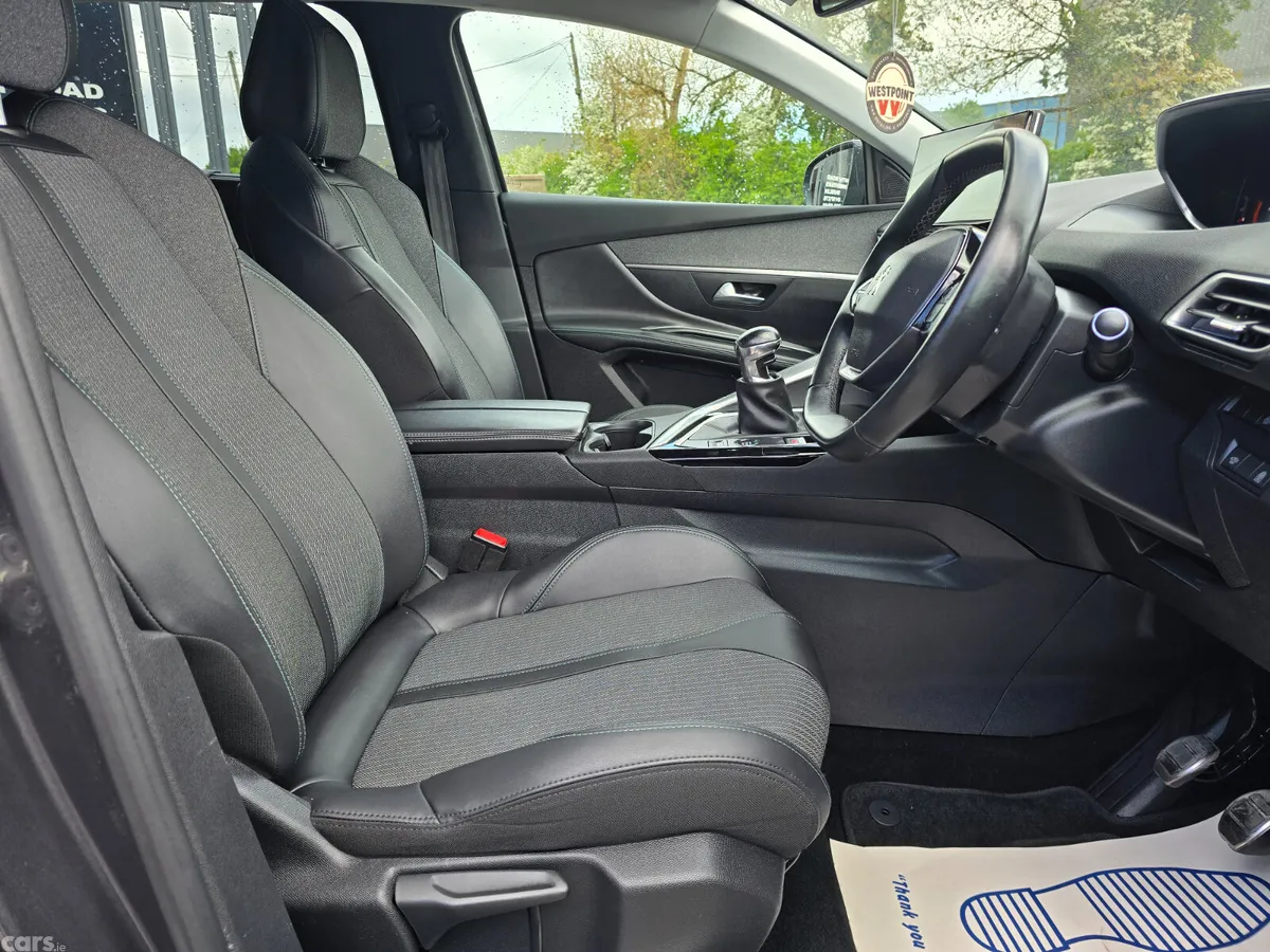 Peugeot 5008 MPV, Petrol, 2022, Grey