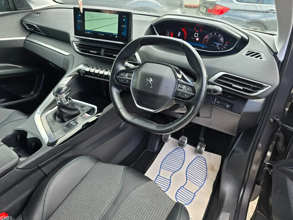 Peugeot 5008 MPV, Petrol, 2022, Grey