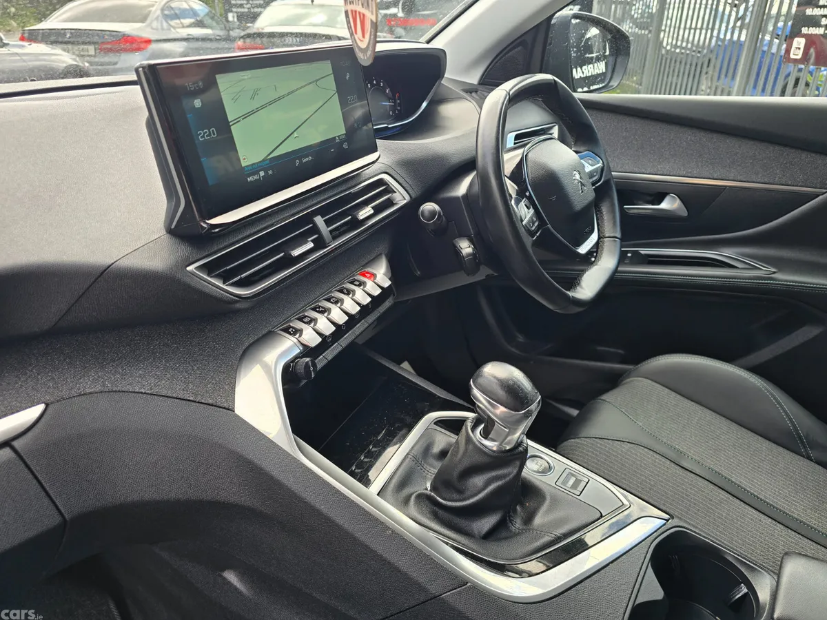 Peugeot 5008 MPV, Petrol, 2022, Grey