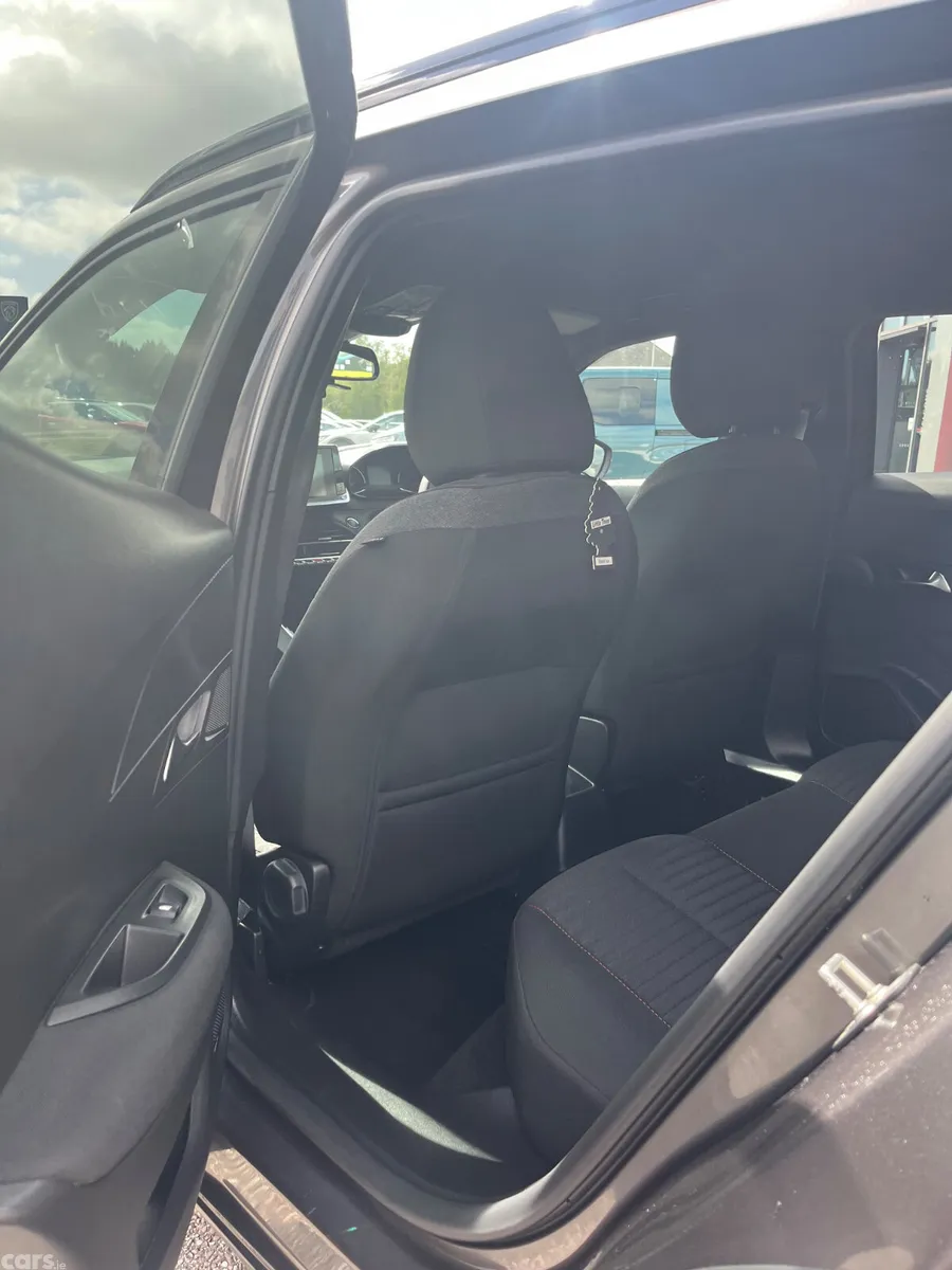 Peugeot 2008 MPV, Petrol, 2023, Grey