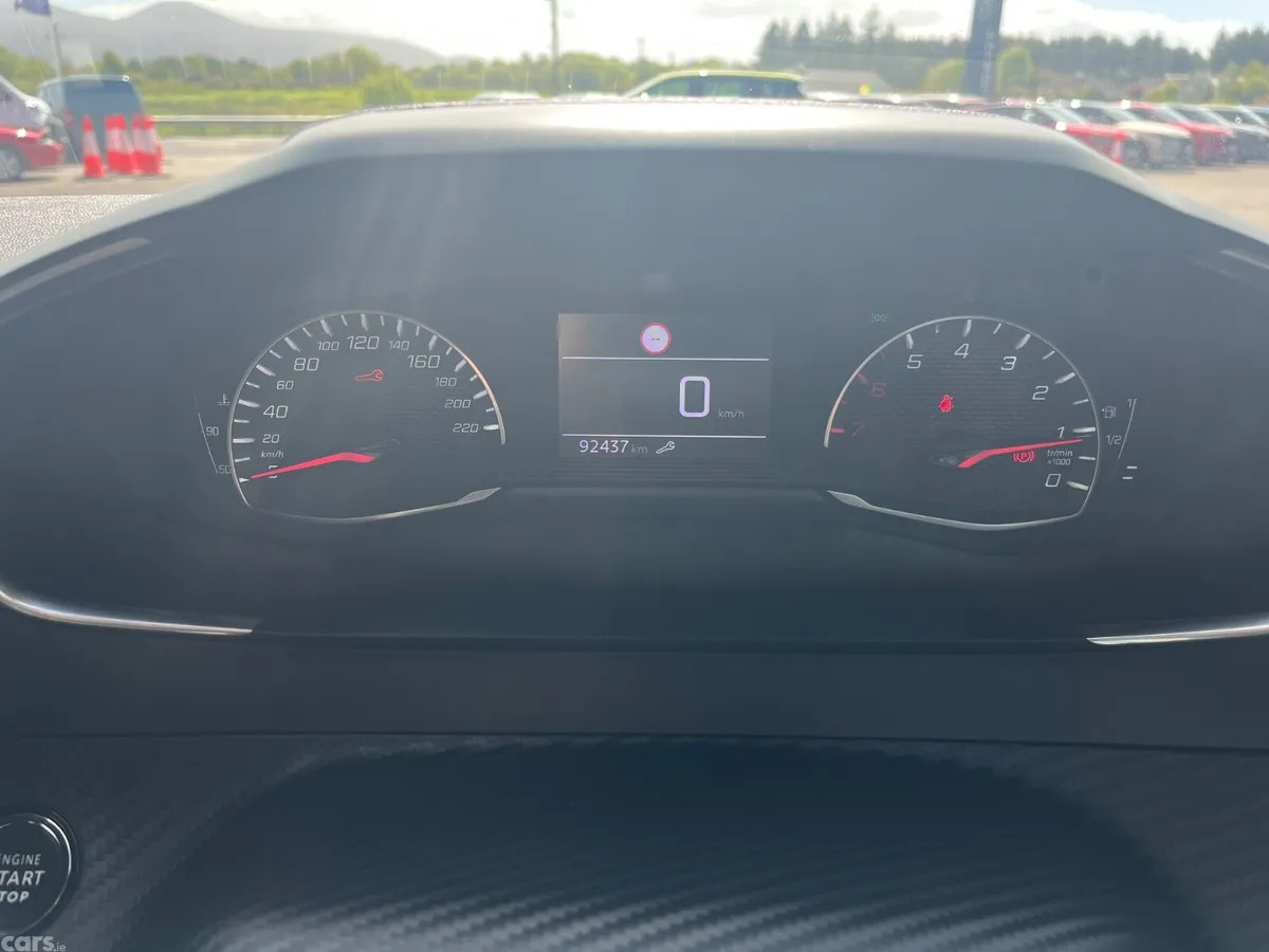 Peugeot 2008 MPV, Petrol, 2023, Grey