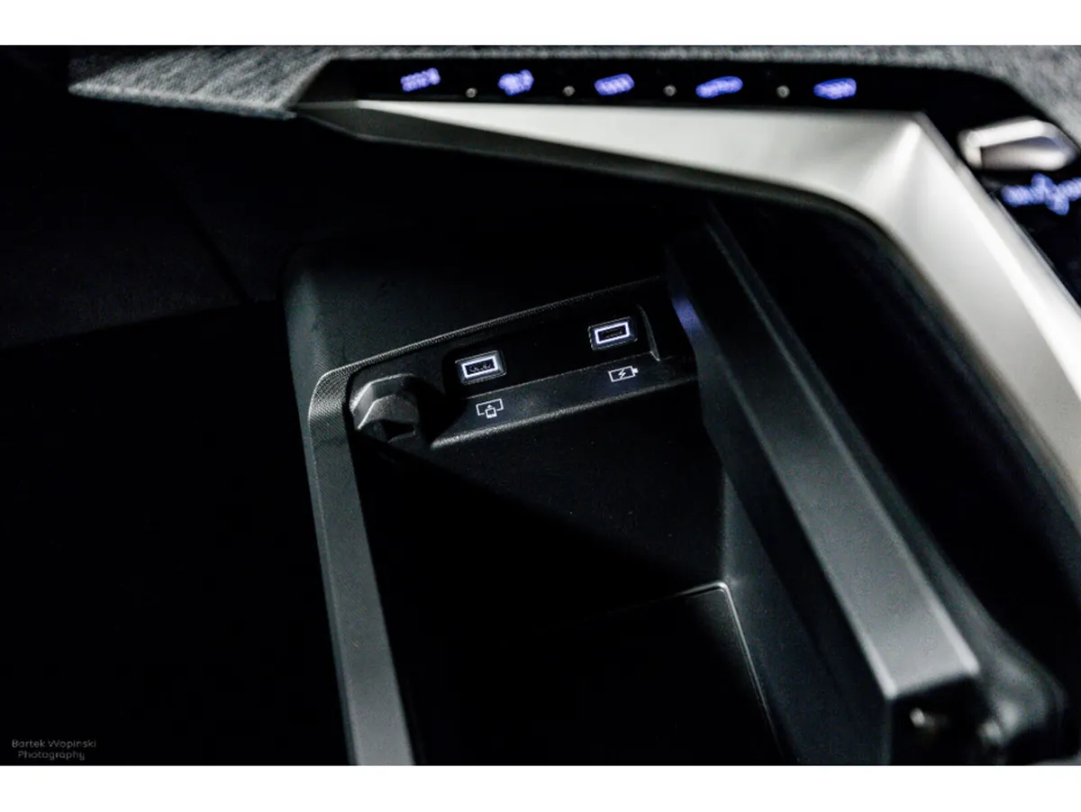 Peugeot 3008 SUV, Petrol Hybrid, 2025, White