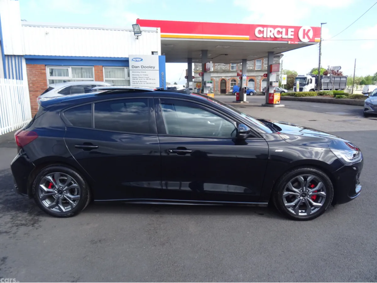 Ford Focus Hatchback, Petrol Hybrid, 2023, Black