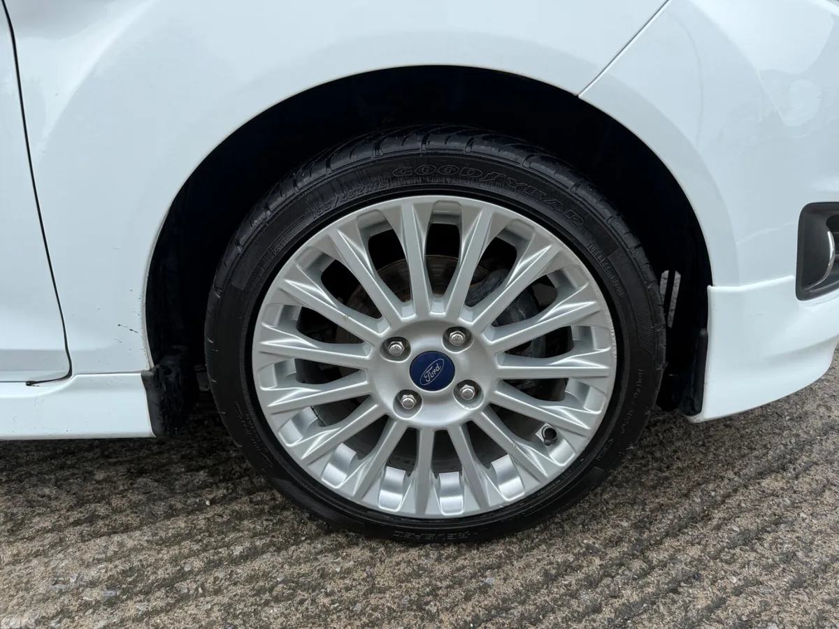 Ford Fiesta Hatchback, Petrol, 2014, White