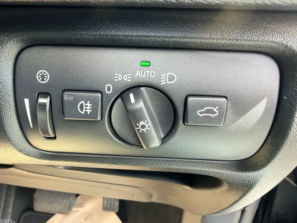 Volvo V40 Hatchback, Petrol, 2018, Black