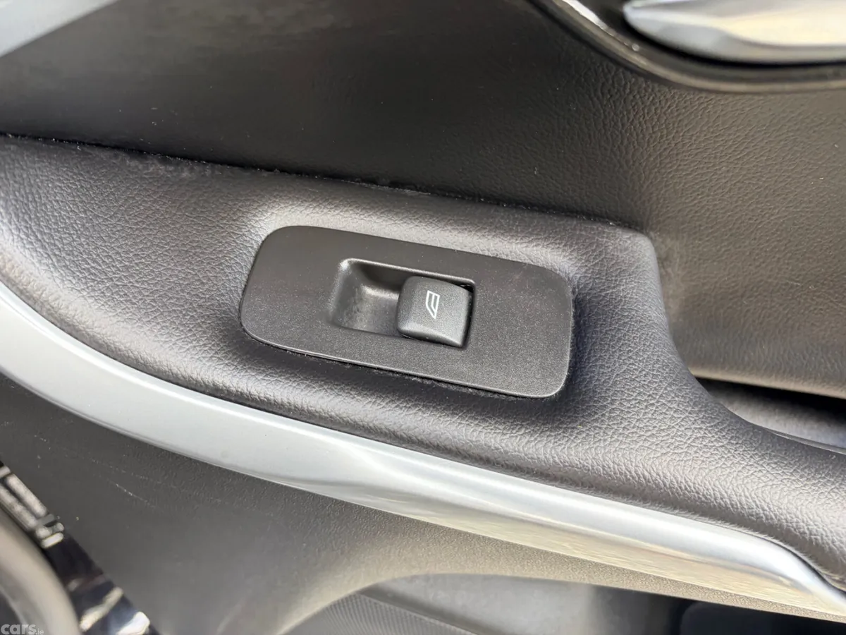 Volvo V40 Hatchback, Petrol, 2018, Black