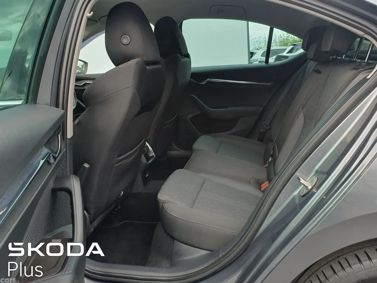 Skoda Octavia Saloon, Diesel, 2024, Grey