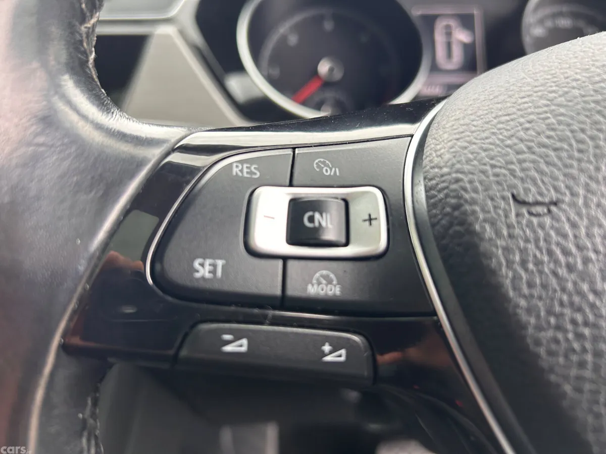 Volkswagen Touran MPV, Diesel, 2016, Black