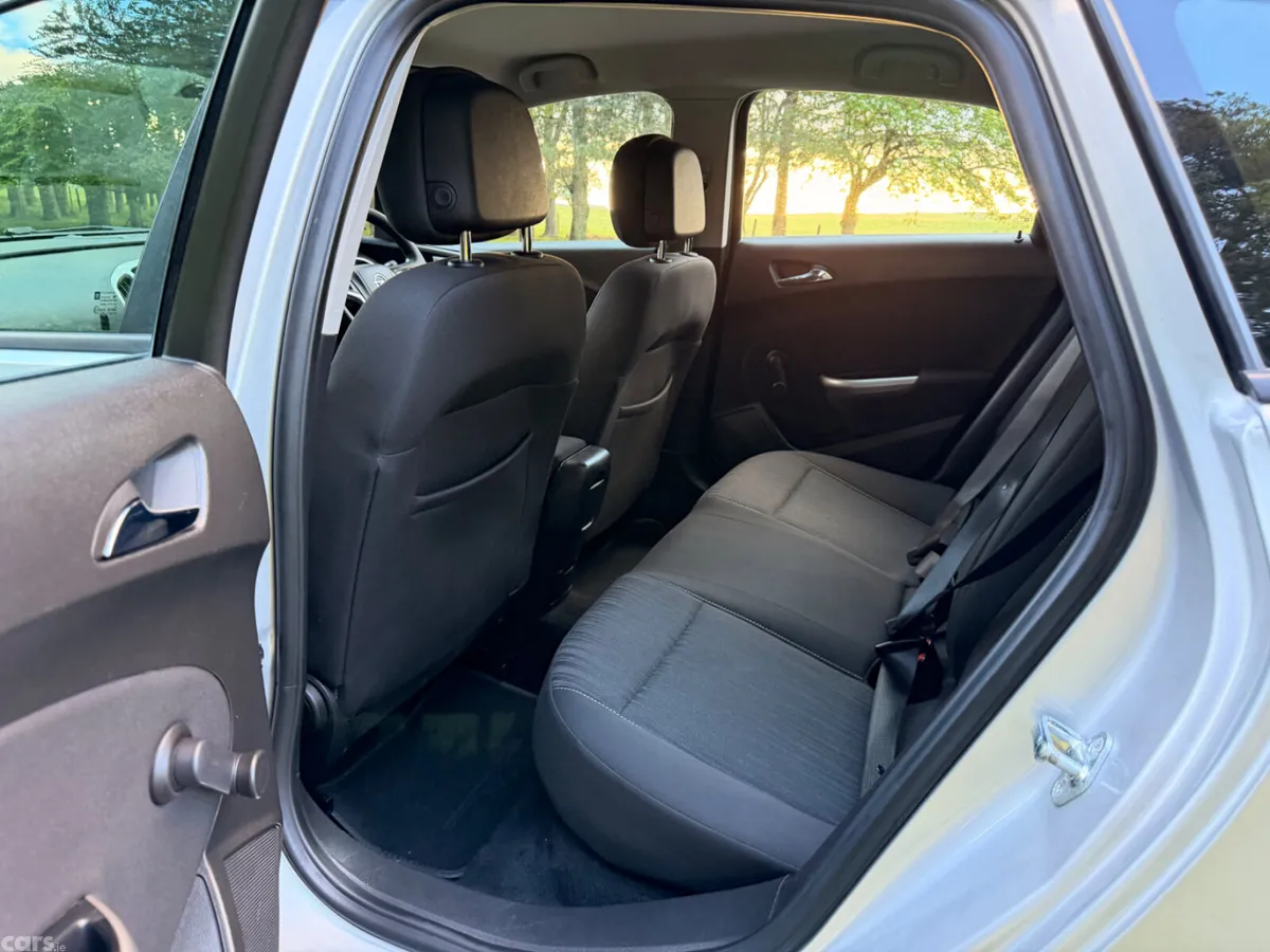 Opel Astra Hatchback, Diesel, 2011, Silver