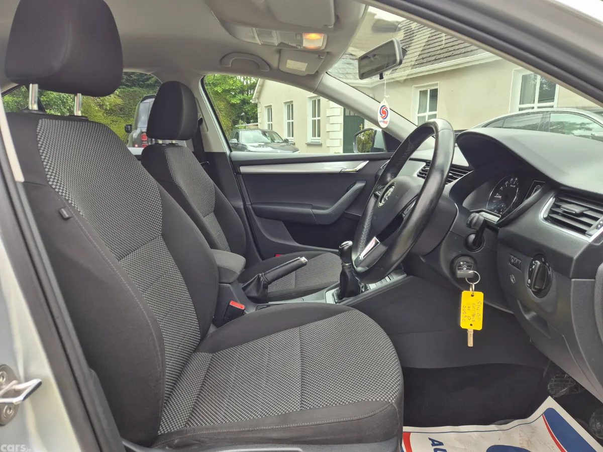 Skoda Octavia Saloon, Diesel, 2017, Grey