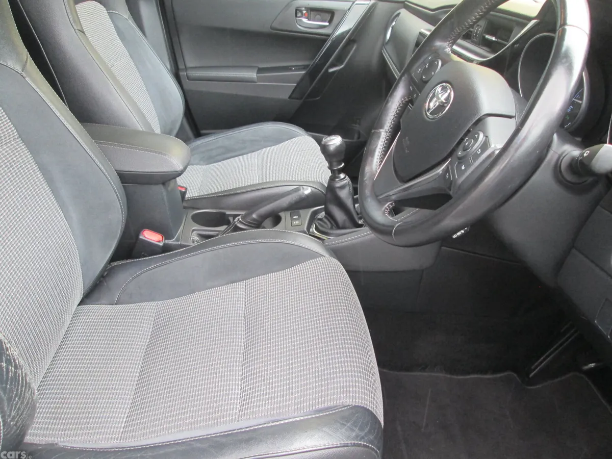 Toyota Auris Hatchback, Petrol, 2016, Silver