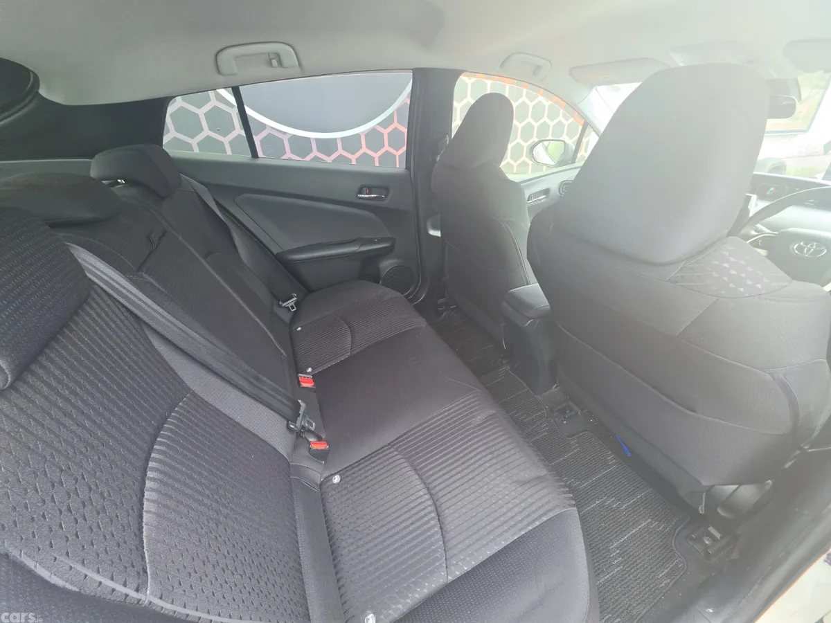 Toyota Prius Hatchback, Petrol Hybrid, 2016, White
